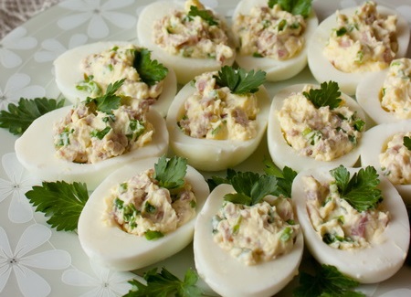 Яйця, фаршировані шинкою