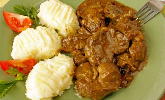 Гуляш із легень, селезінки і серця з овочами