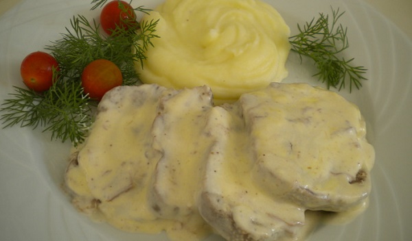 Язик шматочками в соусі